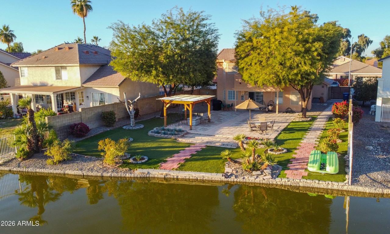 11015 W Laurelwood Ln - Photo 7 of 48