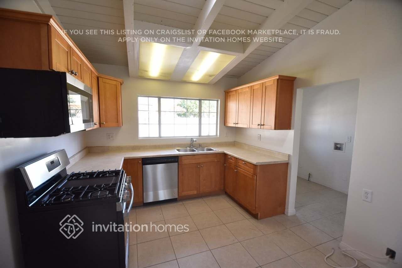 8002 Crosnoe Ave - Photo 6 of 20