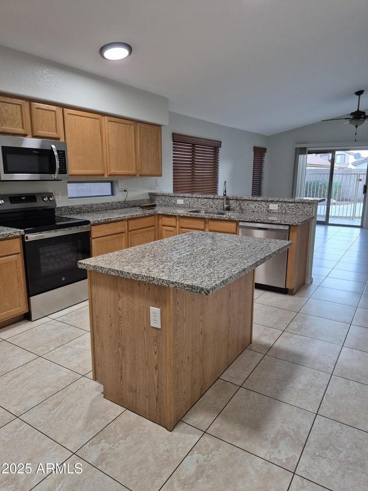 893 W Straford Ave - Photo 4 of 19