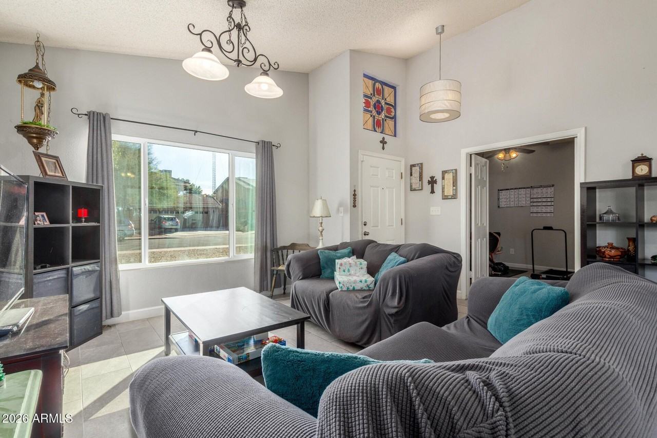 5210 E Elmwood Cir - Photo 4 of 24