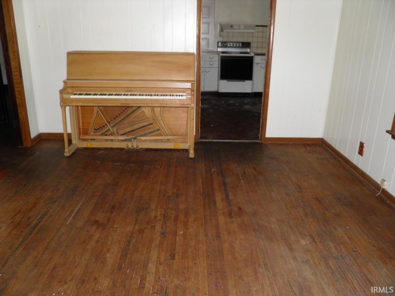 551 S Washington St - Photo 2 of 9