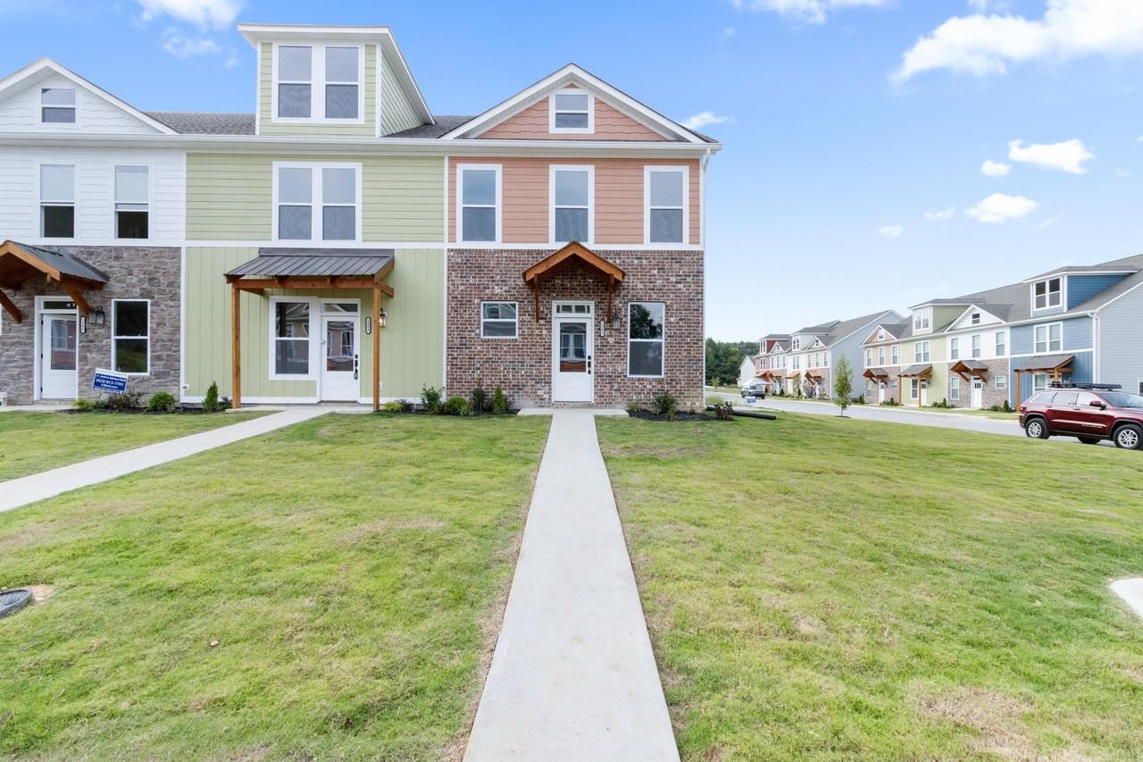 1902 Cypress Ln - Photo 2 of 32