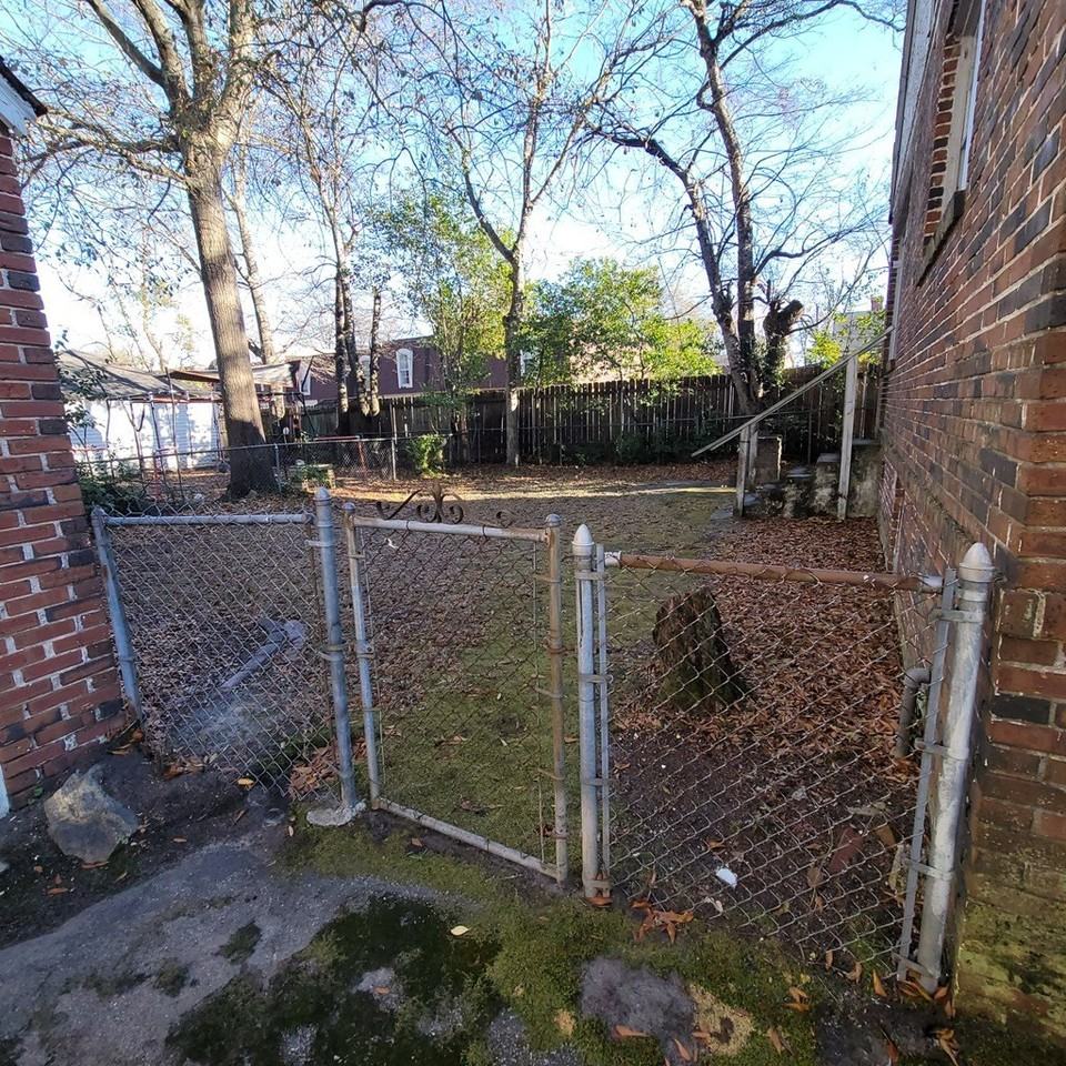 1256 Peacock Ave - Photo 3 of 11