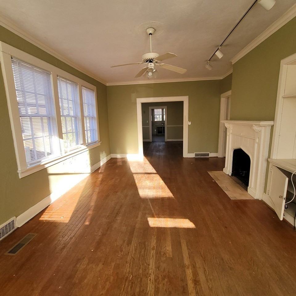 1256 Peacock Ave - Photo 4 of 11