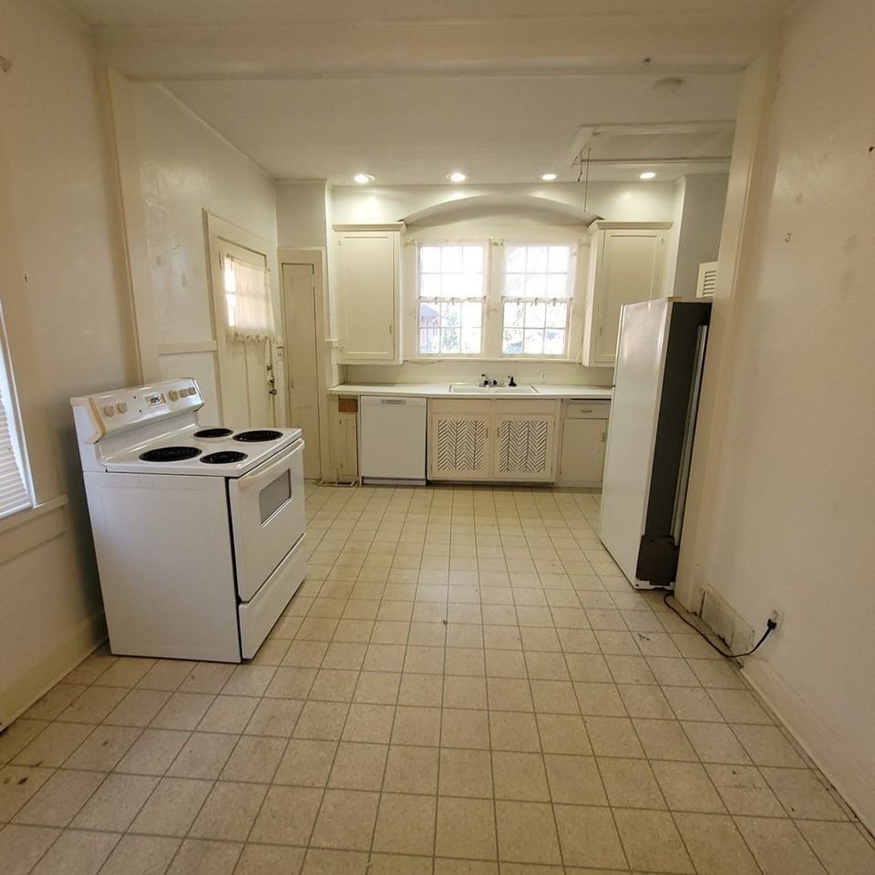 1256 Peacock Ave - Photo 7 of 11