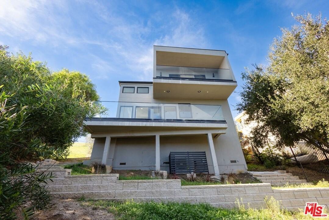 26349 Fairside Rd - Photo 3 of 42