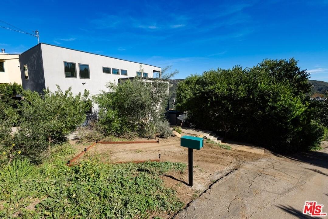 26349 Fairside Rd - Photo 4 of 42