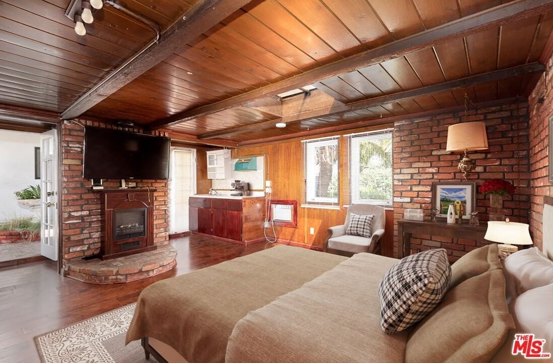 14842 Morrison St - Photo 5 of 42