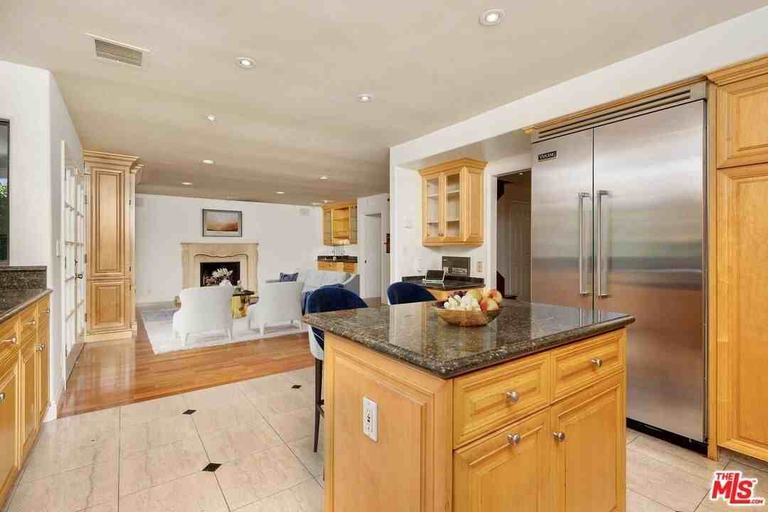 13031 Magnolia Blvd - Photo 7 of 43