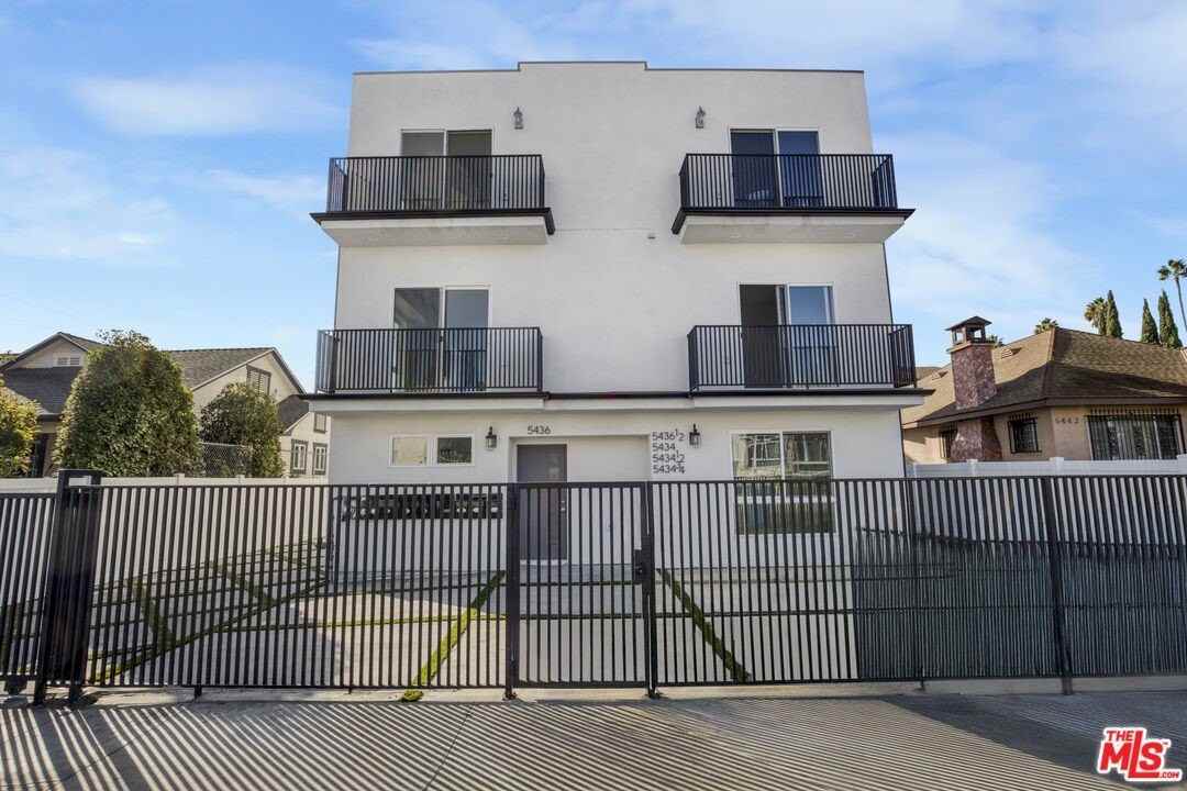 5436 1/2 Romaine St - Photo 3 of 50