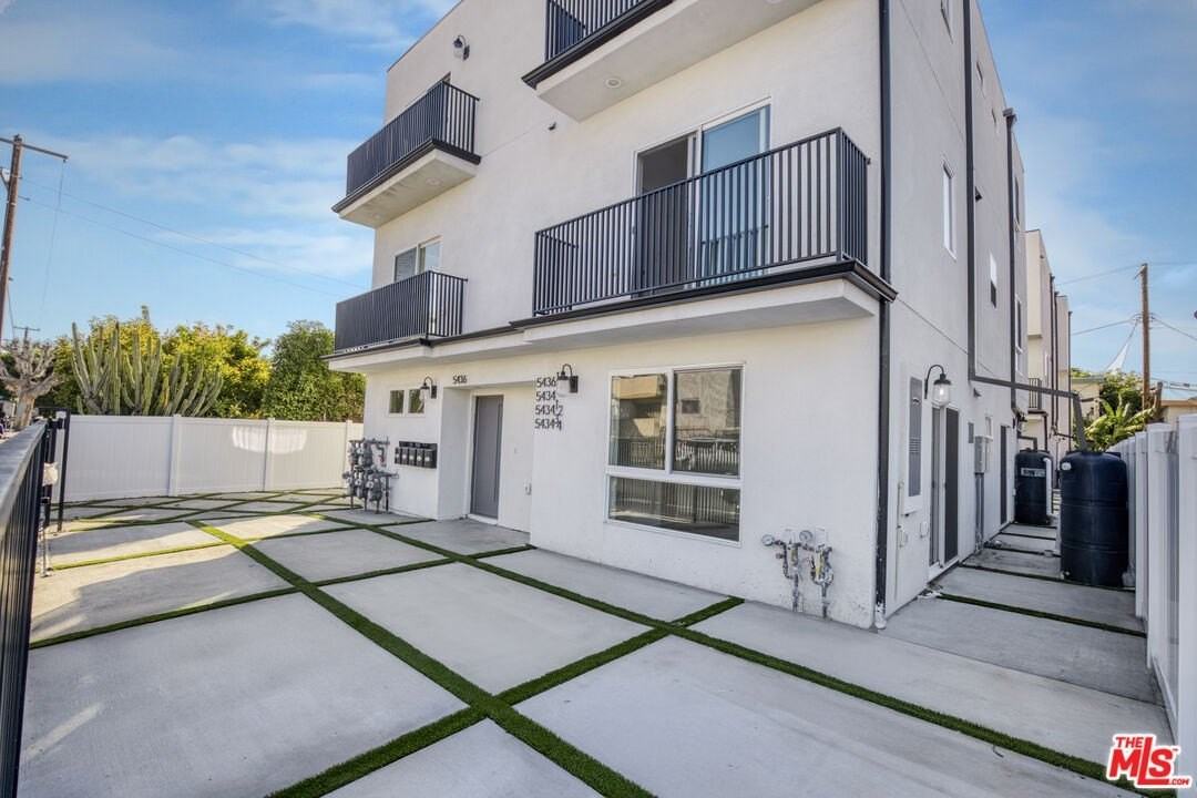 5436 1/2 Romaine St - Photo 5 of 50