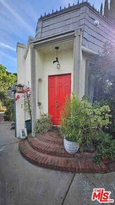 8998 Lloyd Pl - Photo 2 of 21