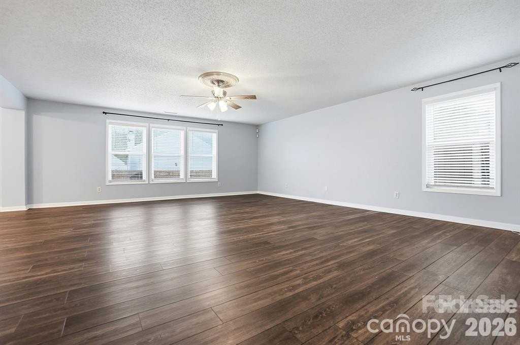 910 Torsion Ln - Photo 4 of 47