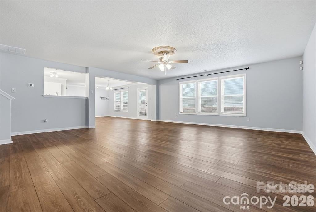 910 Torsion Ln - Photo 5 of 47