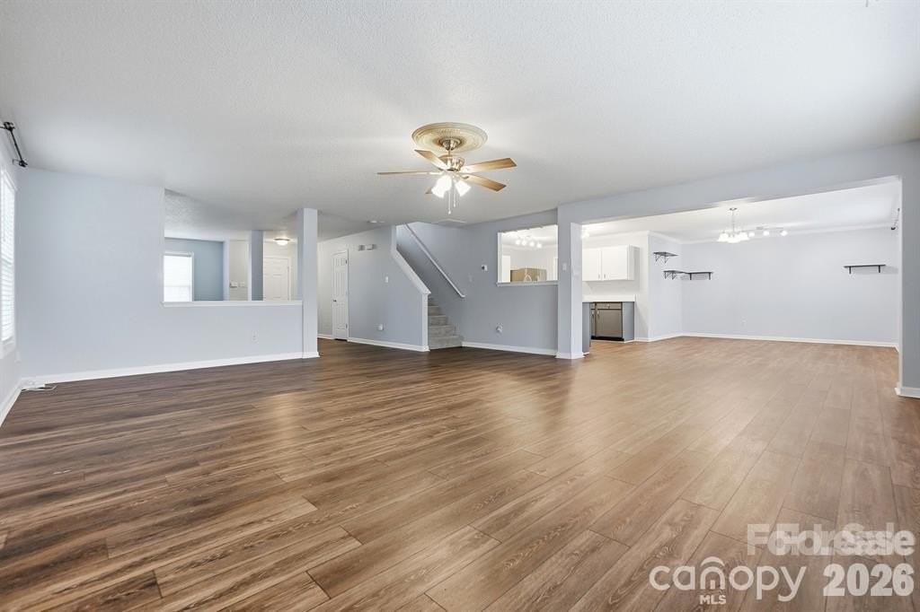 910 Torsion Ln - Photo 6 of 47