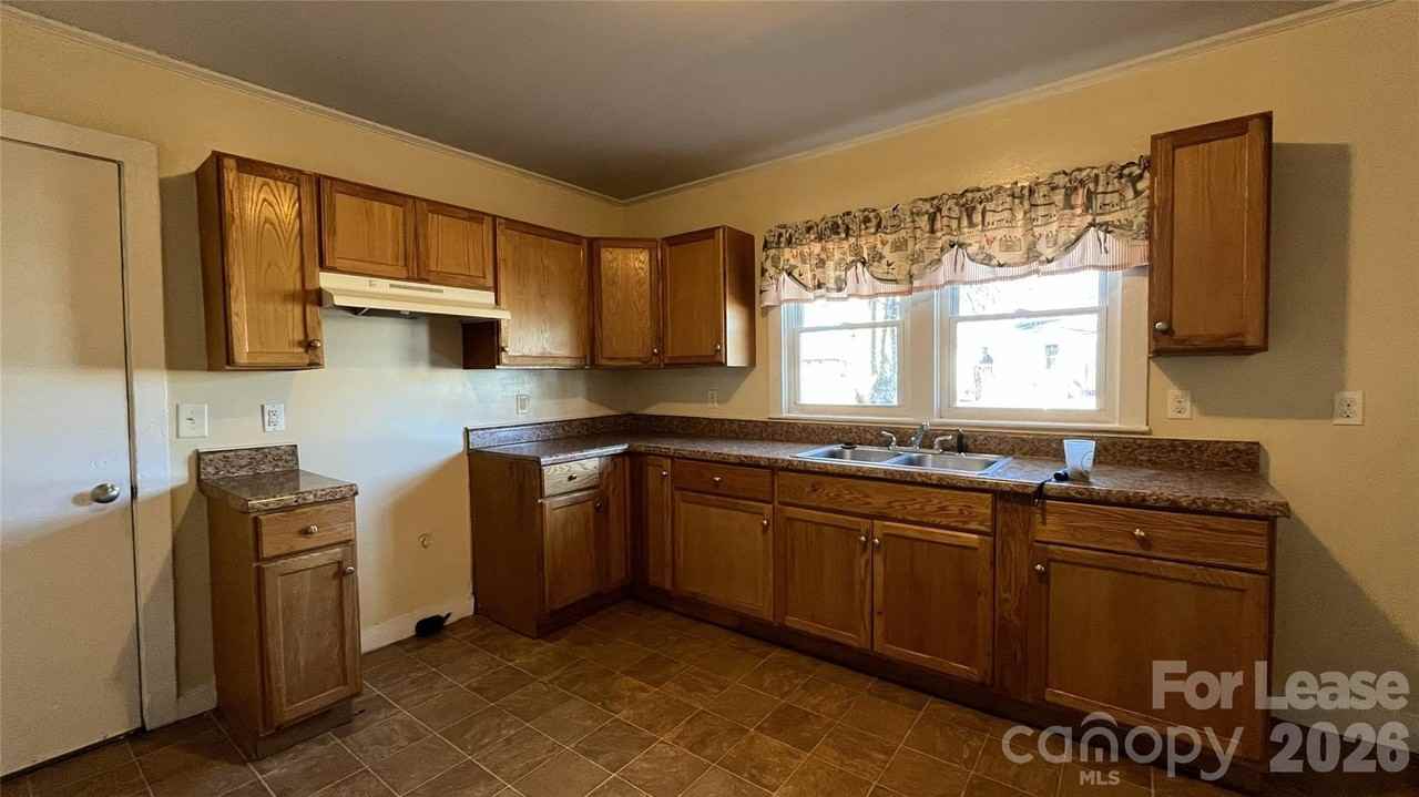 2621 Dr Carver Rd - Photo 3 of 9