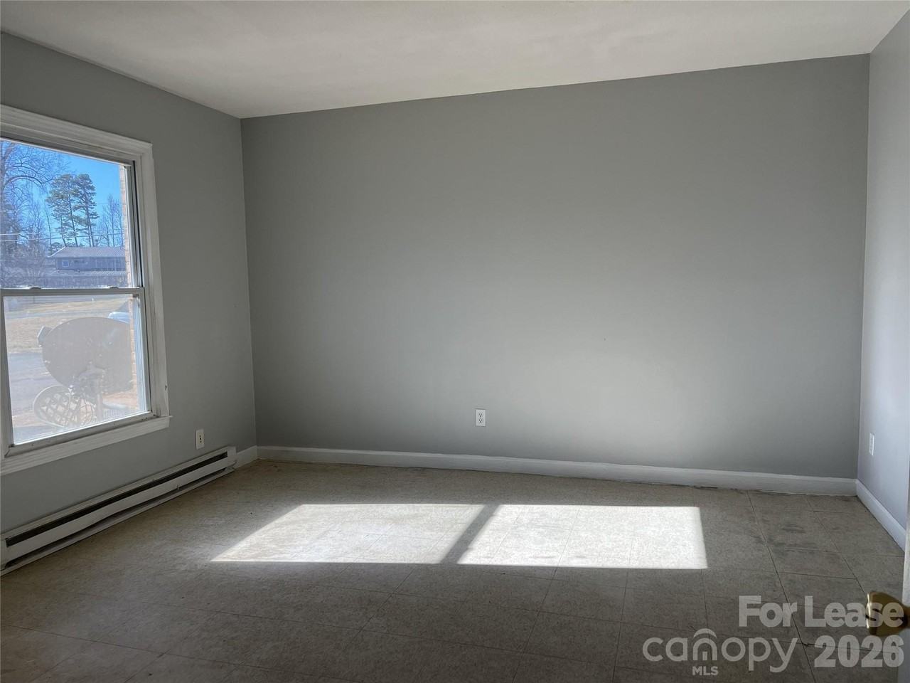 2667 Dr Carver Rd Apt 3 #3 - Photo 3 of 9