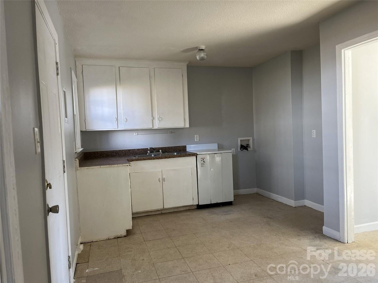 2667 Dr Carver Rd Apt 3 #3 - Photo 4 of 9