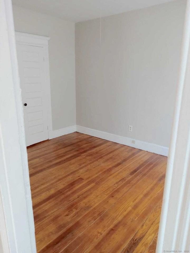 121 Lounsbury St #3E - Photo 3 of 6