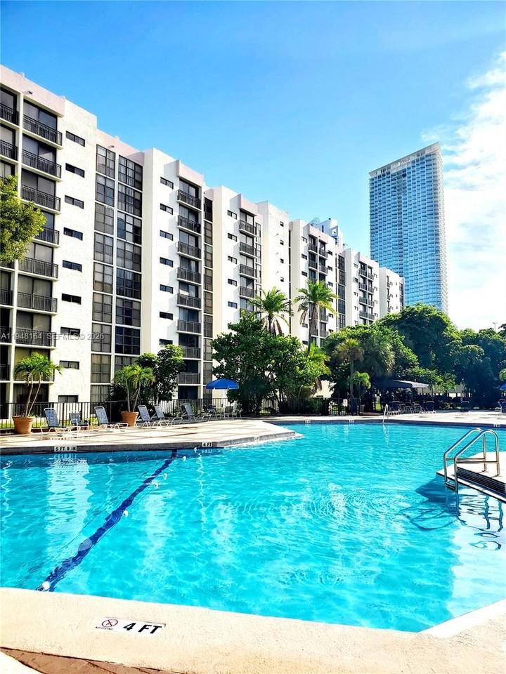 17021 N Bay Rd #324 - Photo 4 of 8