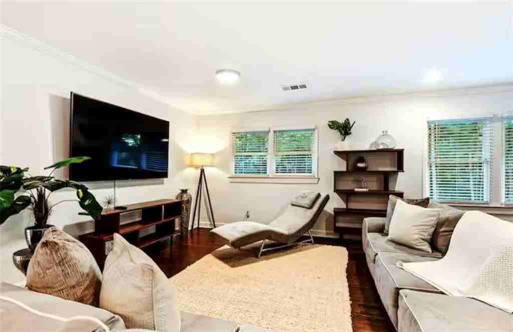 4050 Washington Rd - Photo 5 of 50