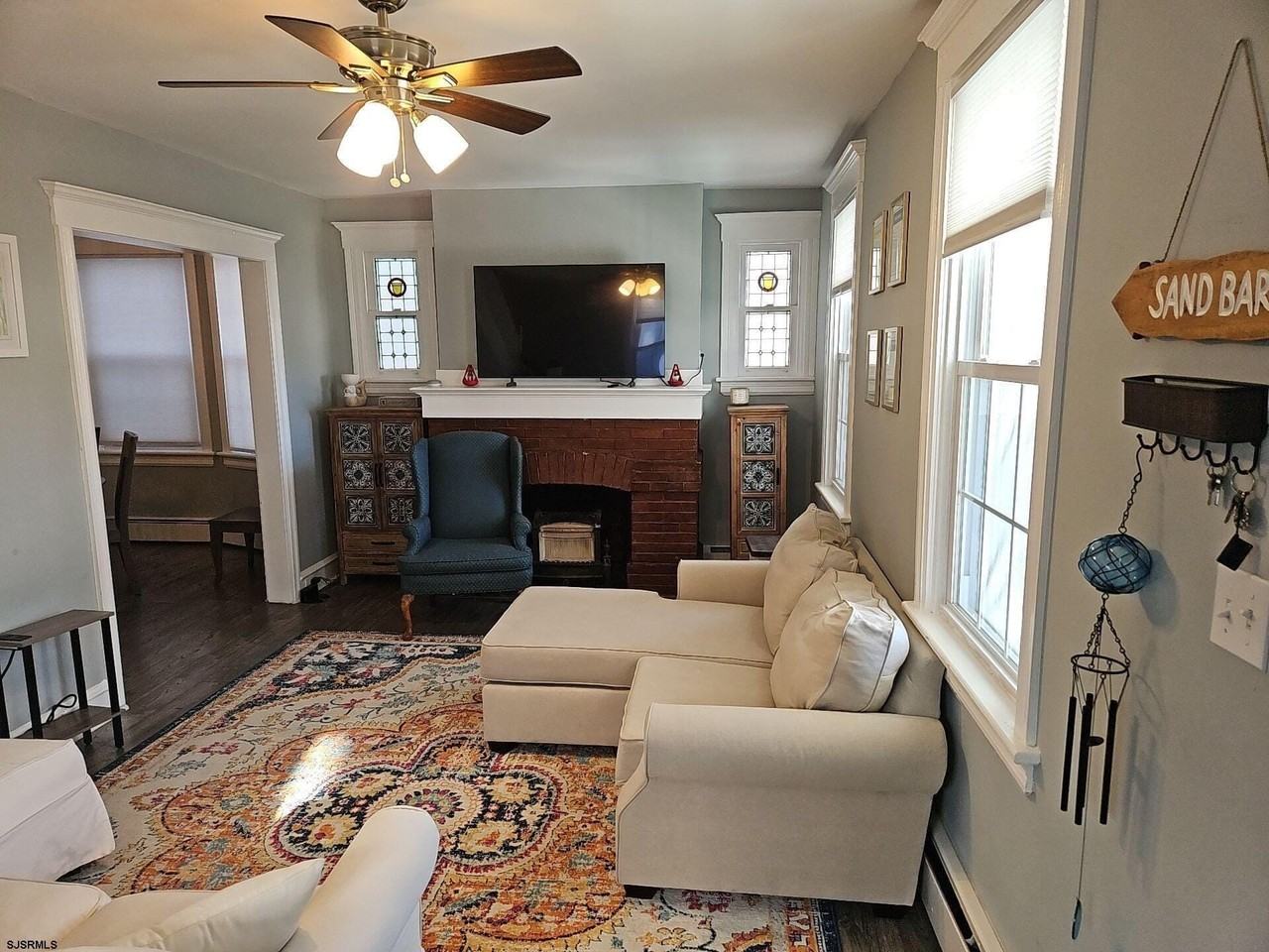 111 N Sacramento Ave - Photo 6 of 32