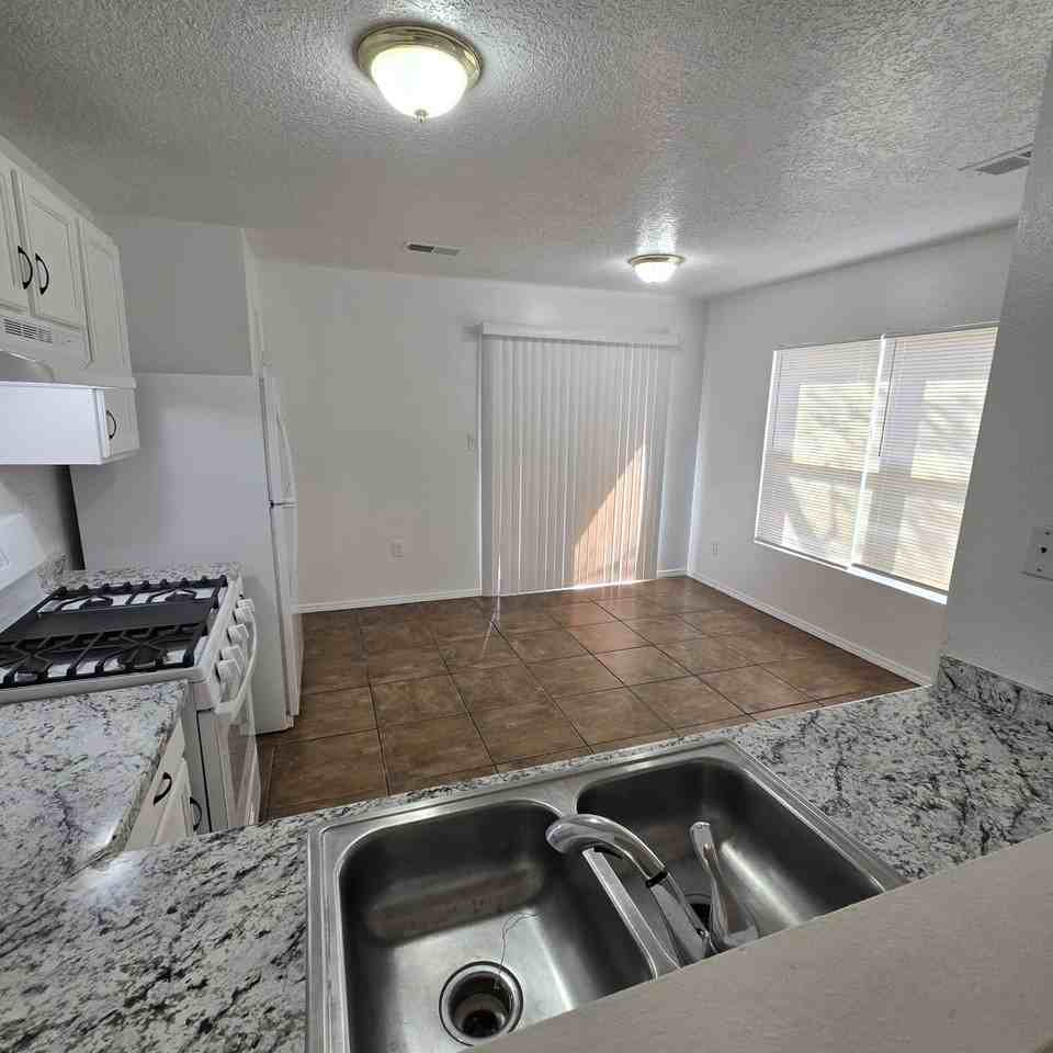 8204 Tangerine Pl Nw - Photo 6 of 27