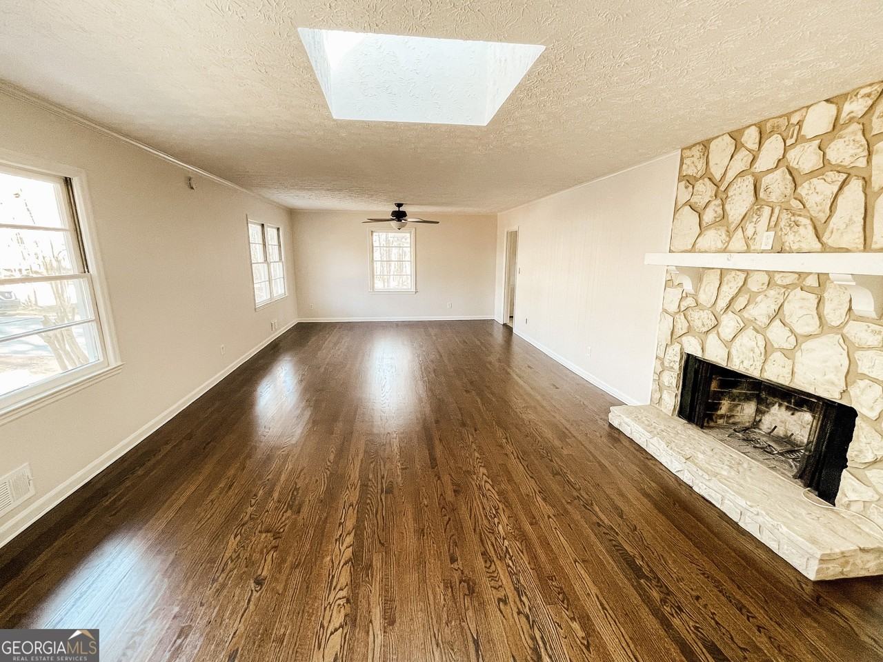 359 N Victoria Rd - Photo 4 of 25