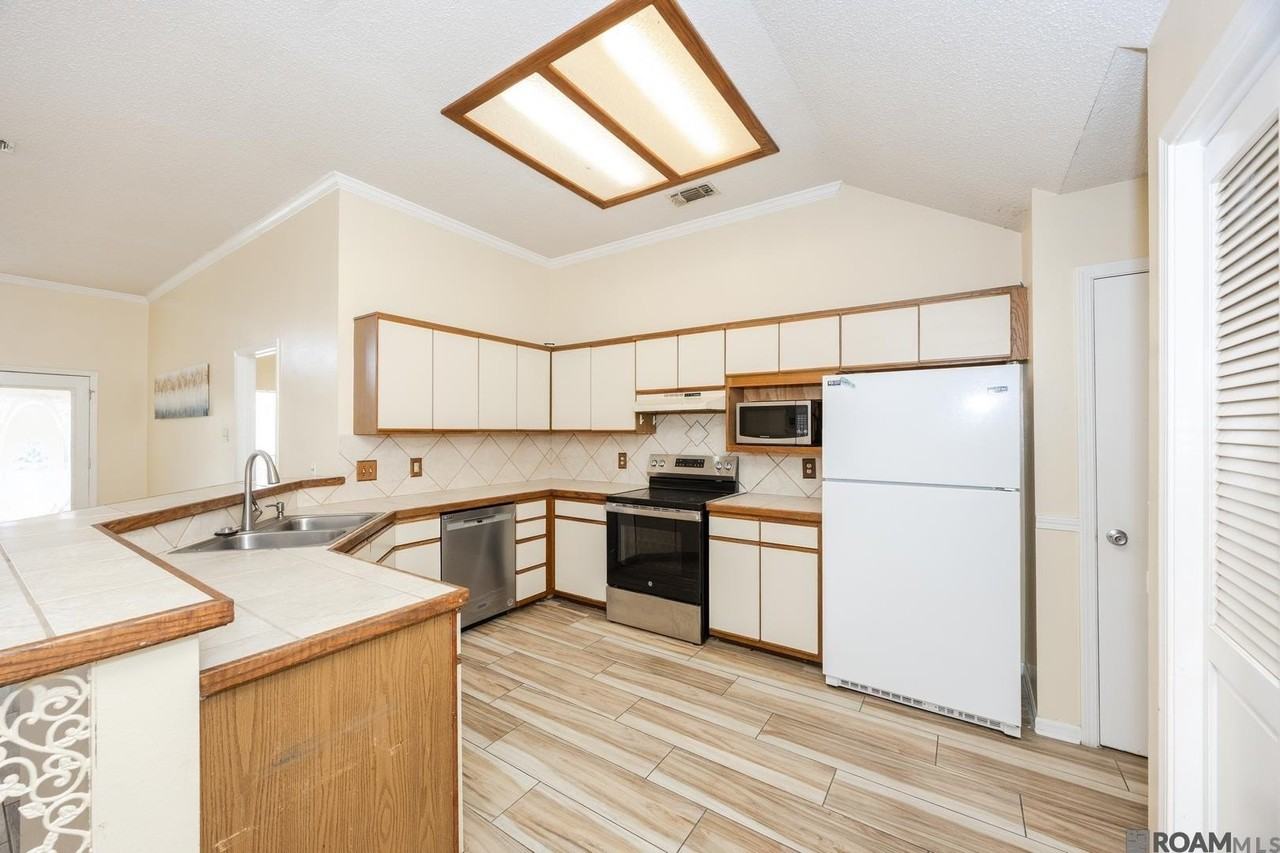 13442 S Fairview Ave - Photo 7 of 20