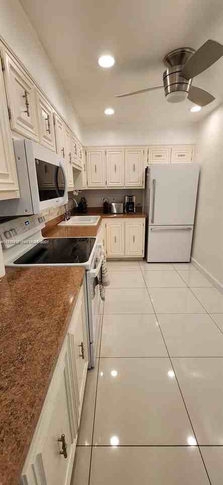 959 Se 2nd Ave #209 - Photo 3 of 8