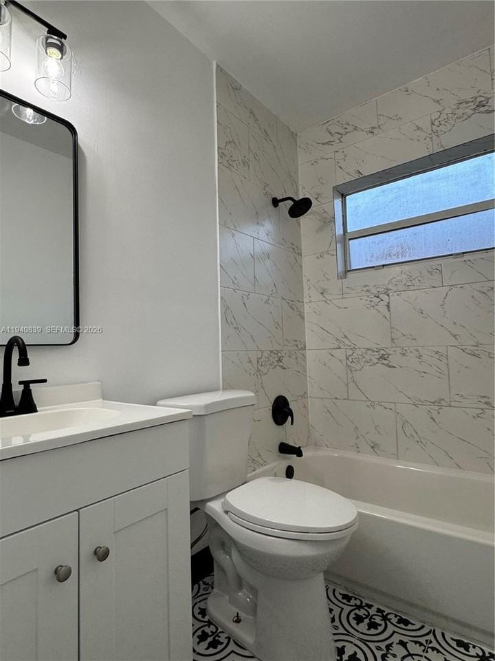 212 Ne 41st St #212 - Photo 3 of 8