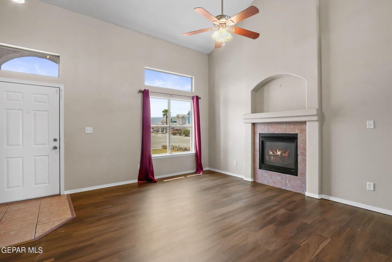 10822 Elise St - Photo 3 of 36