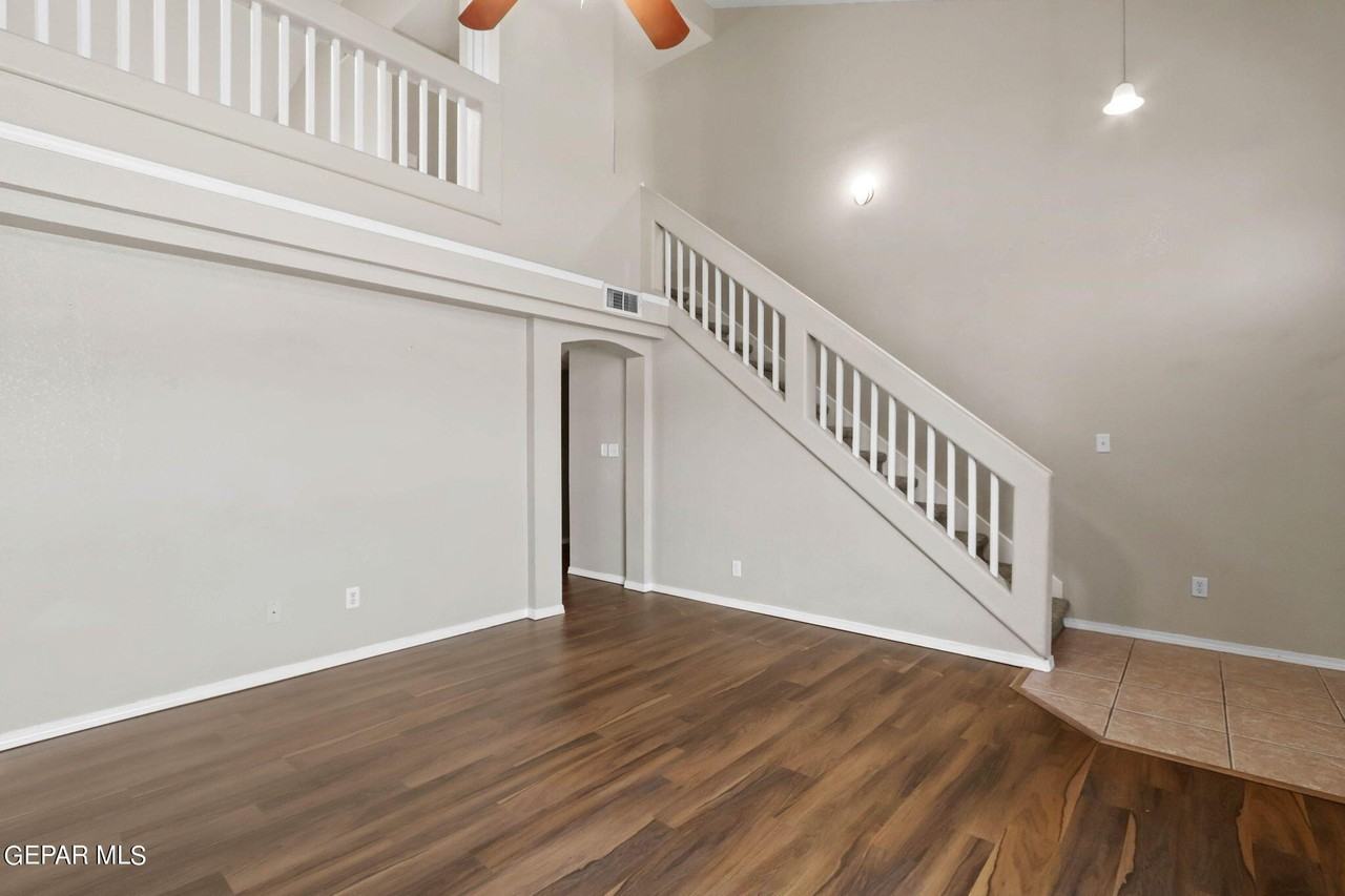 10822 Elise St - Photo 4 of 36