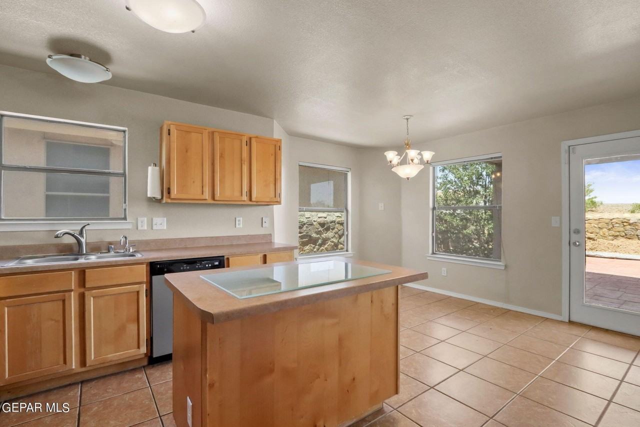 10822 Elise St - Photo 7 of 36