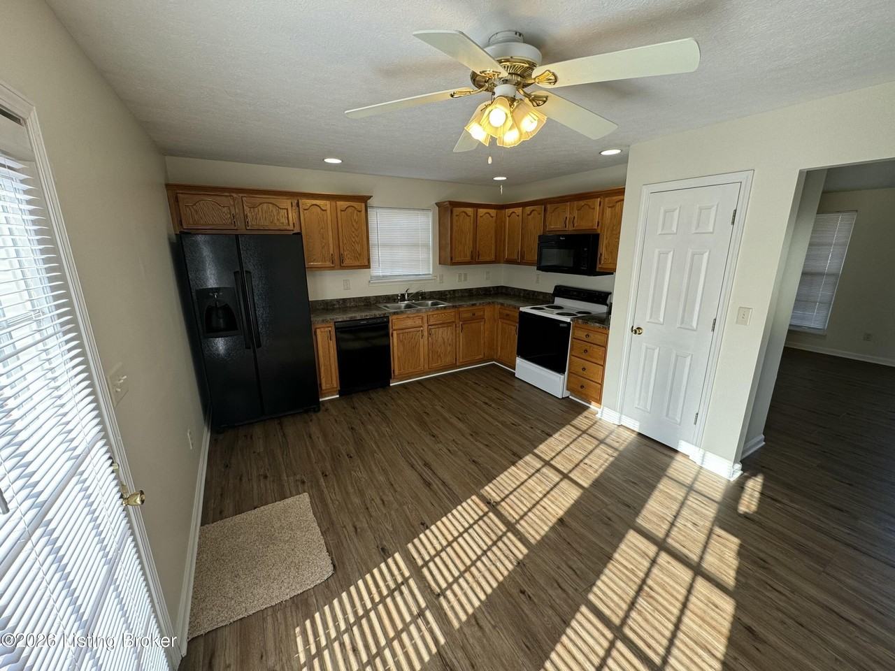 183 Frederick Ct - Photo 3 of 16