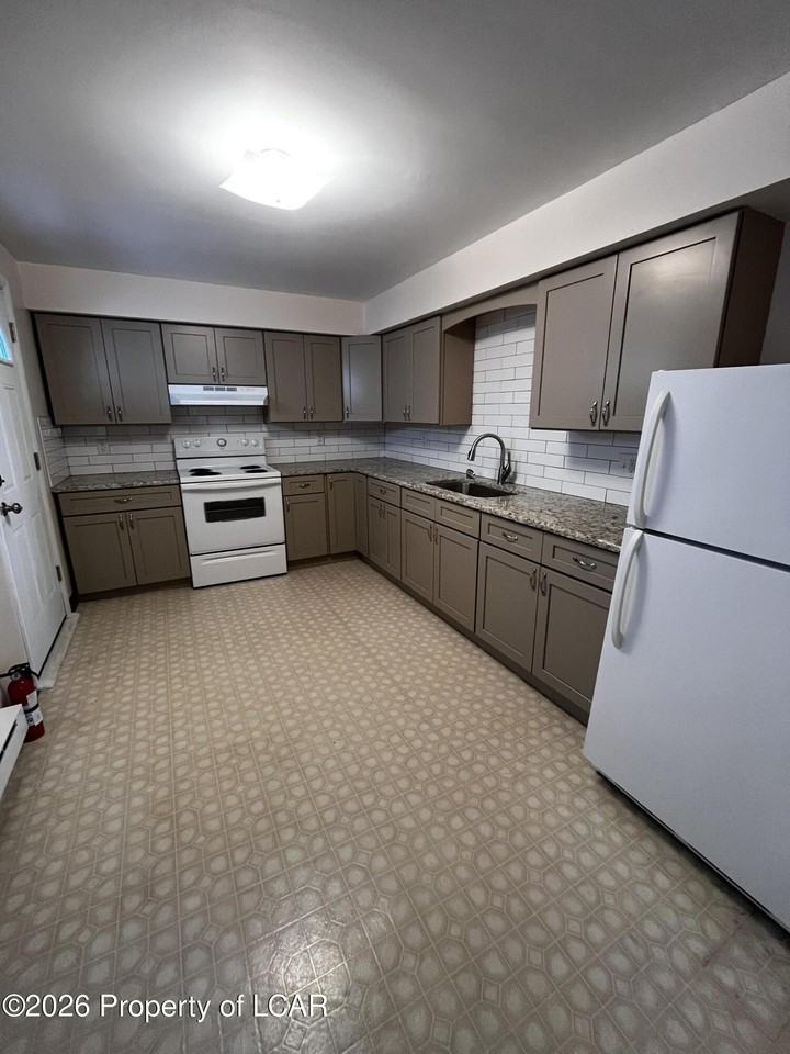 218 E Green St - Photo 3 of 10