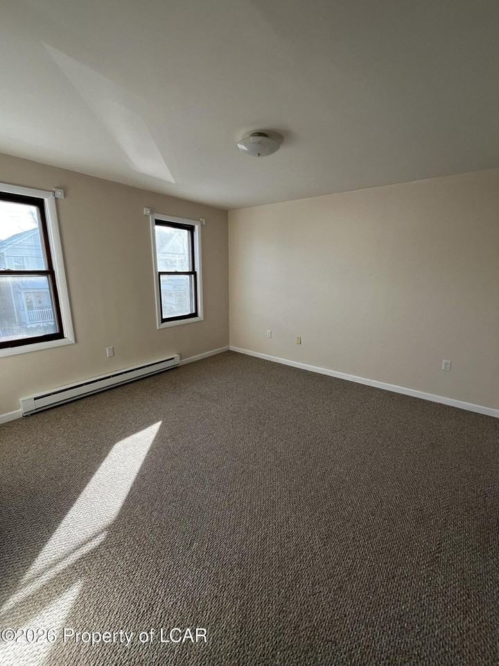 218 E Green St - Photo 6 of 10