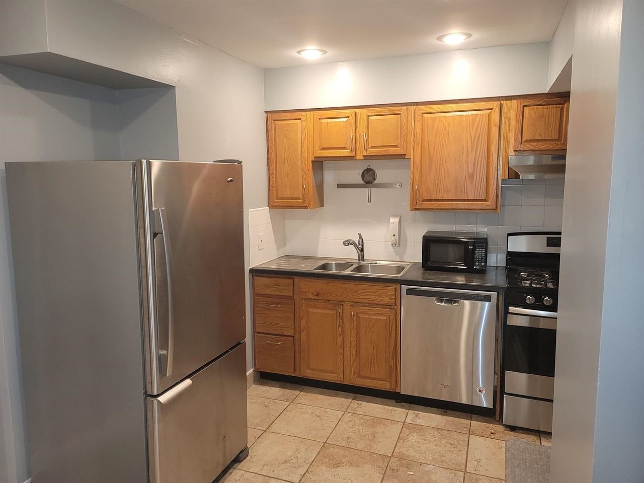 220 Christopher Columbus Dr #B - Photo 5 of 15