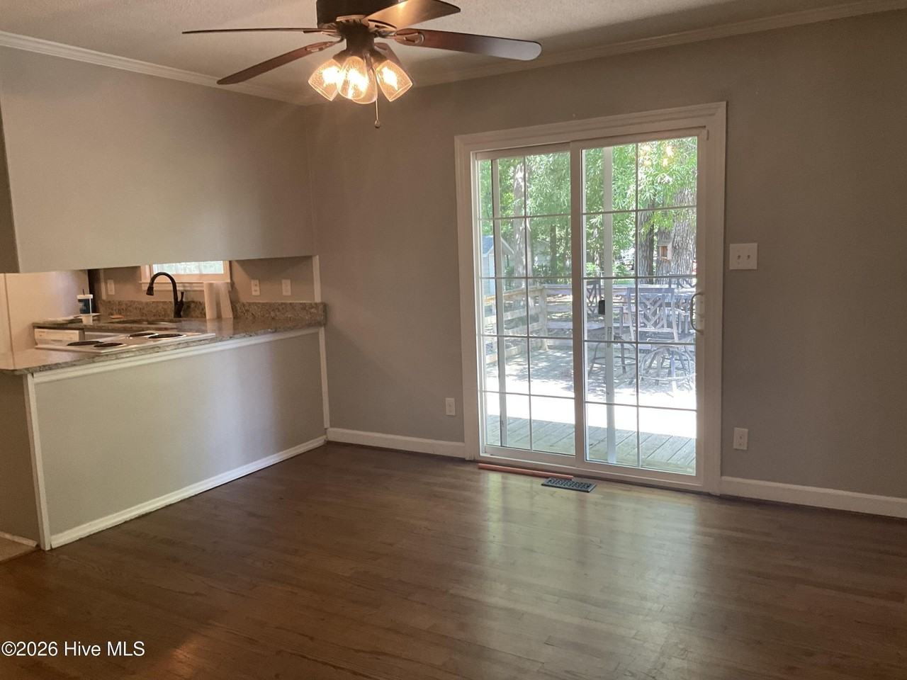 1209 Logan Ct - Photo 2 of 10