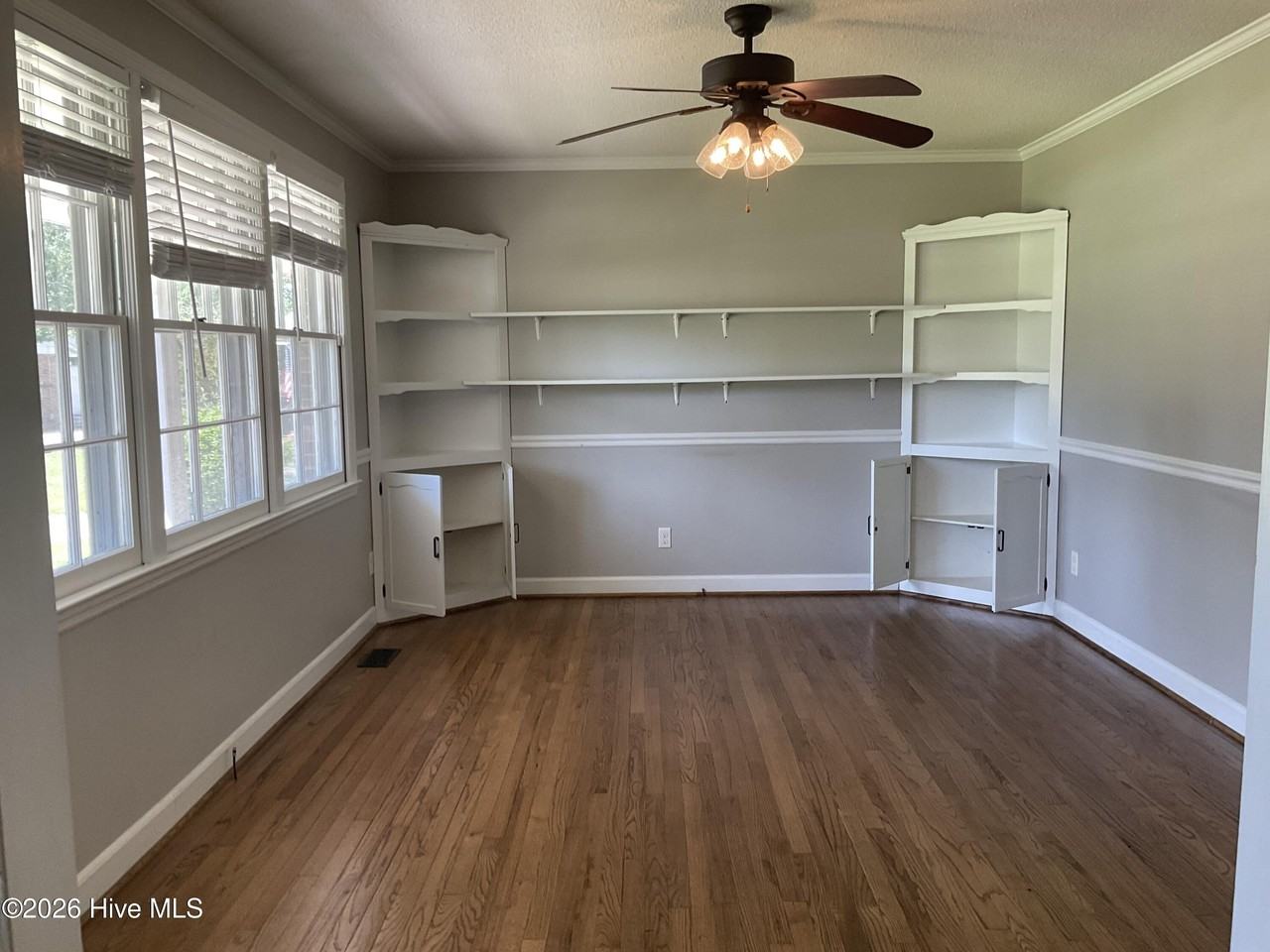 1209 Logan Ct - Photo 3 of 10