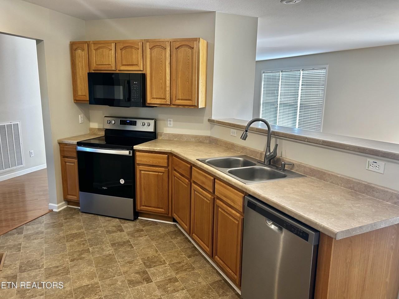 111 Rockwell Blvd - Photo 4 of 8