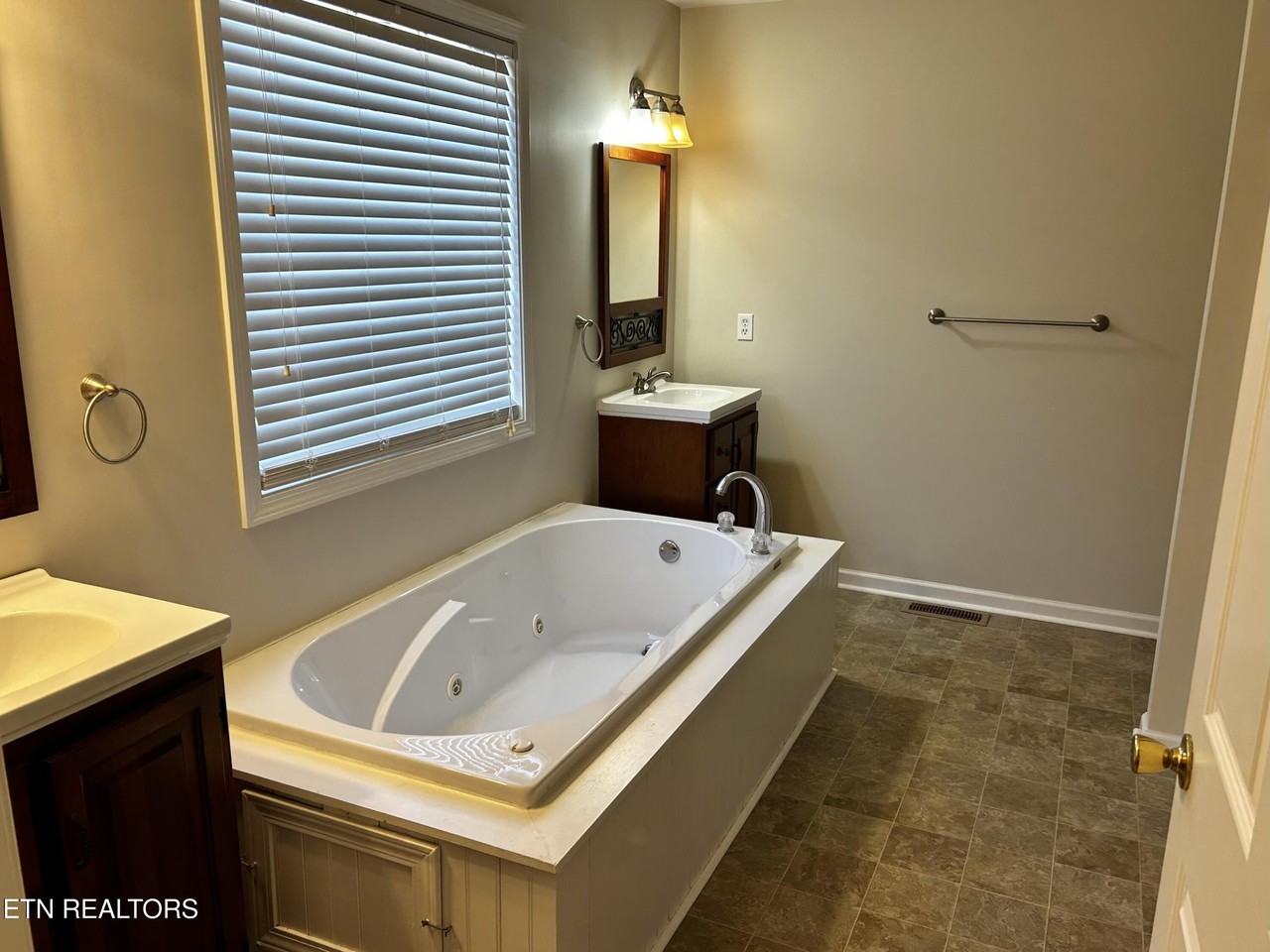 111 Rockwell Blvd - Photo 6 of 8