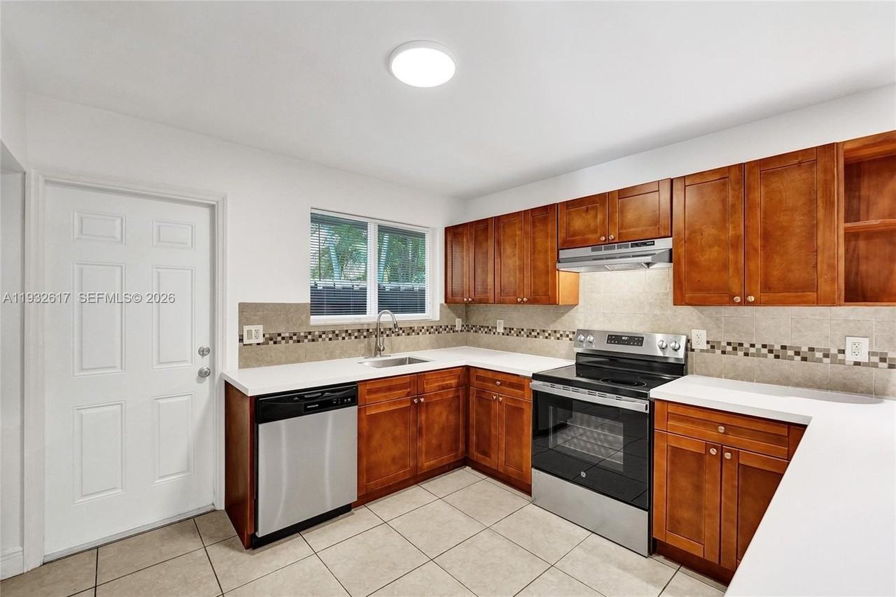 30 Sw 8th St #1 - Photo 3 of 29