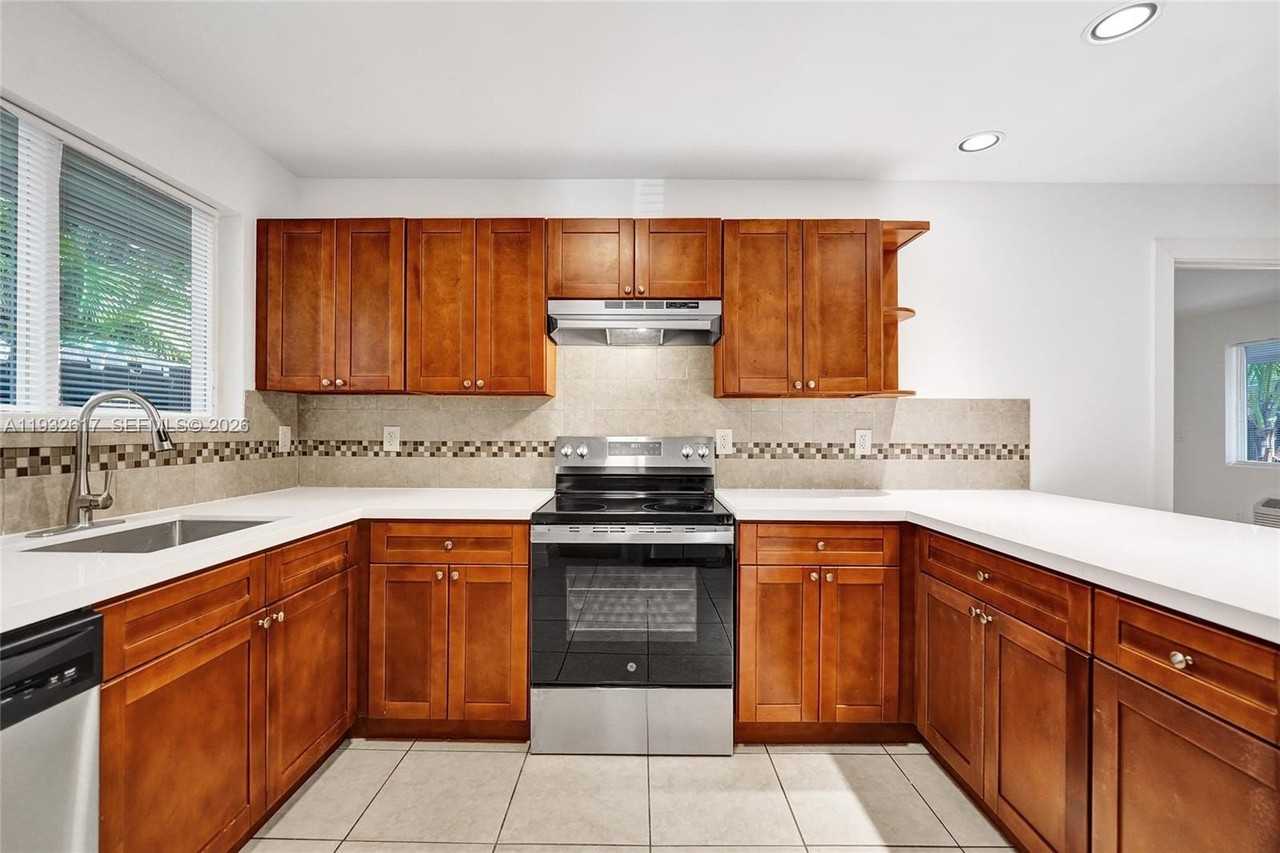 30 Sw 8th St #1 - Photo 4 of 29