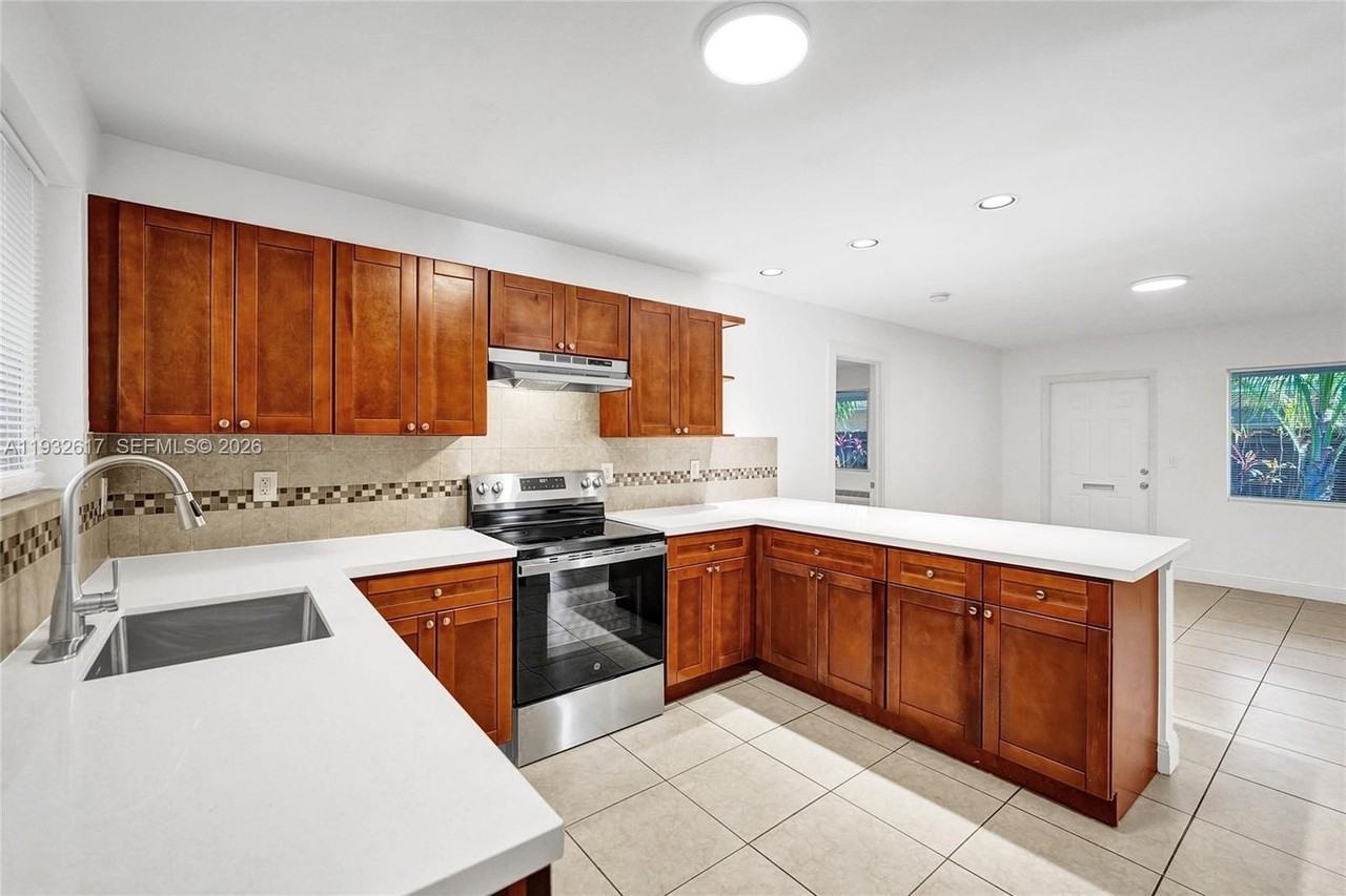 30 Sw 8th St #1 - Photo 5 of 29