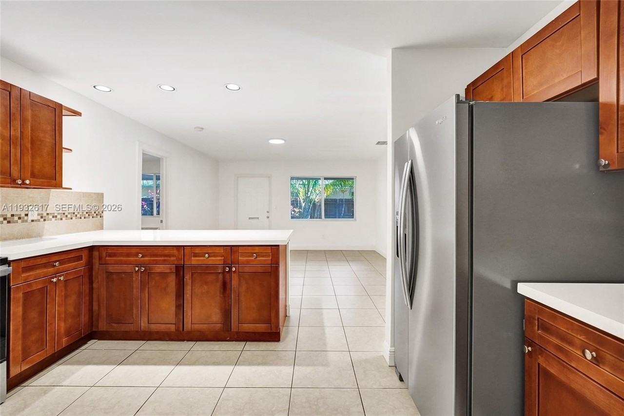 30 Sw 8th St #1 - Photo 6 of 29