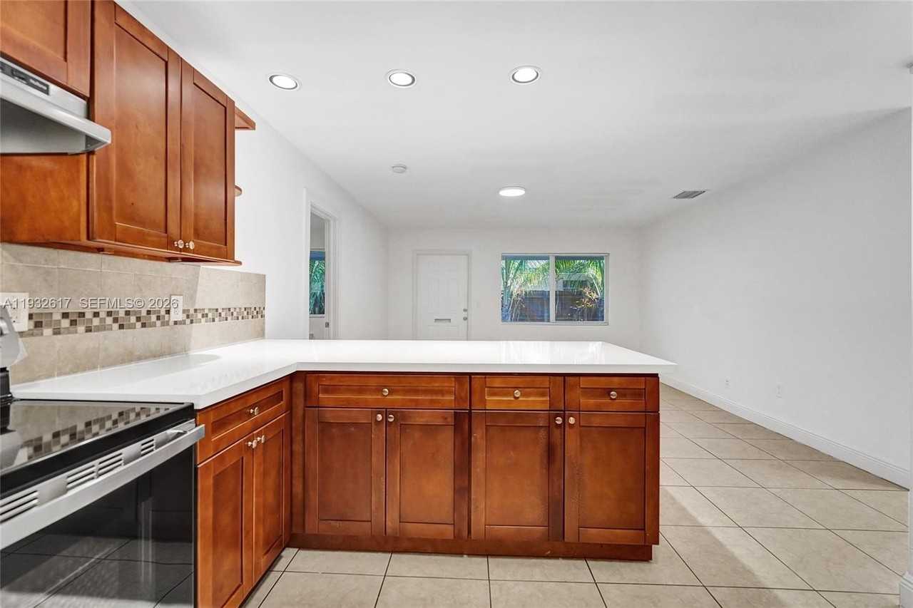 30 Sw 8th St #1 - Photo 7 of 29