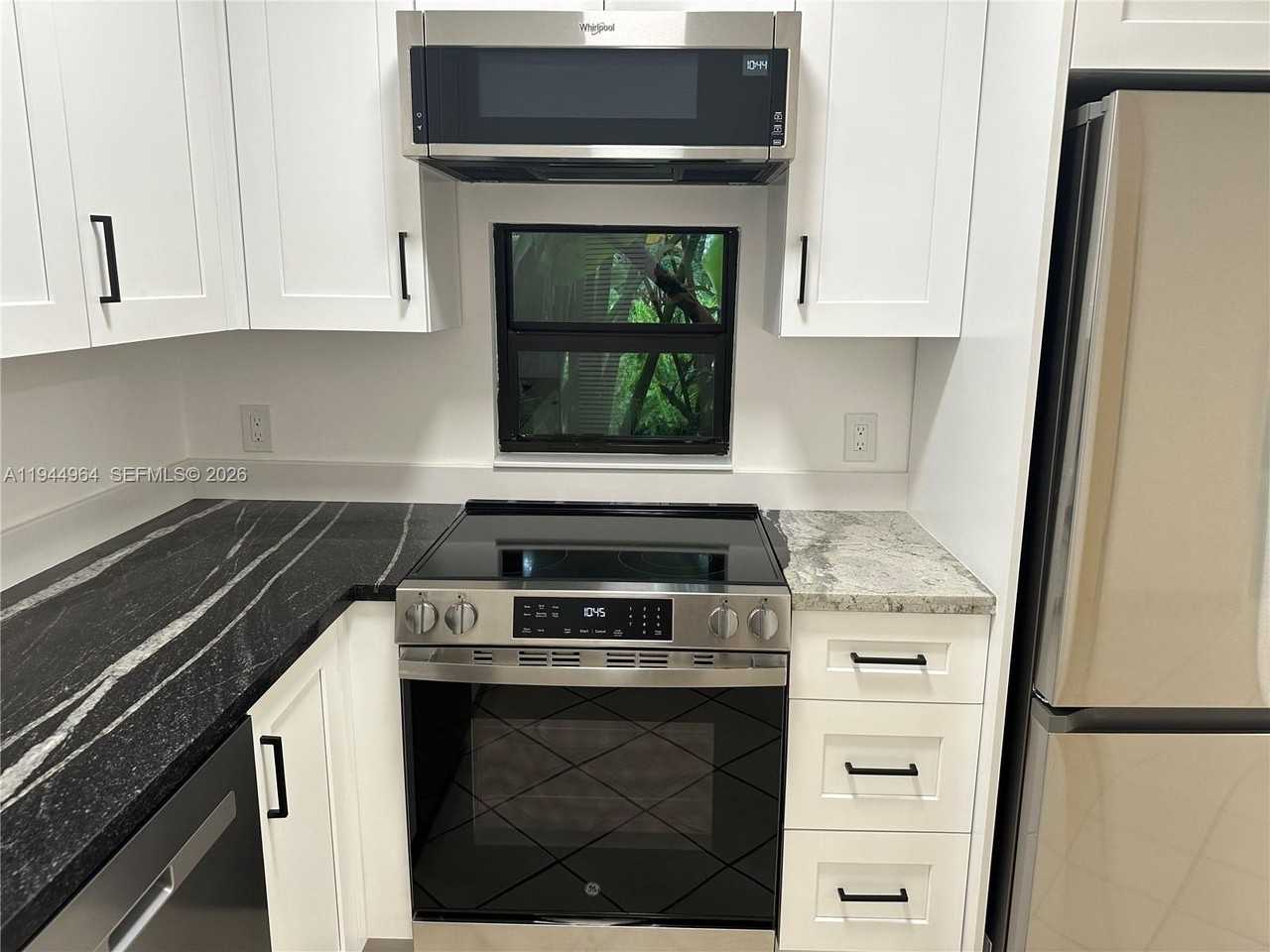 5866 Sw 60th St - Photo 6 of 12