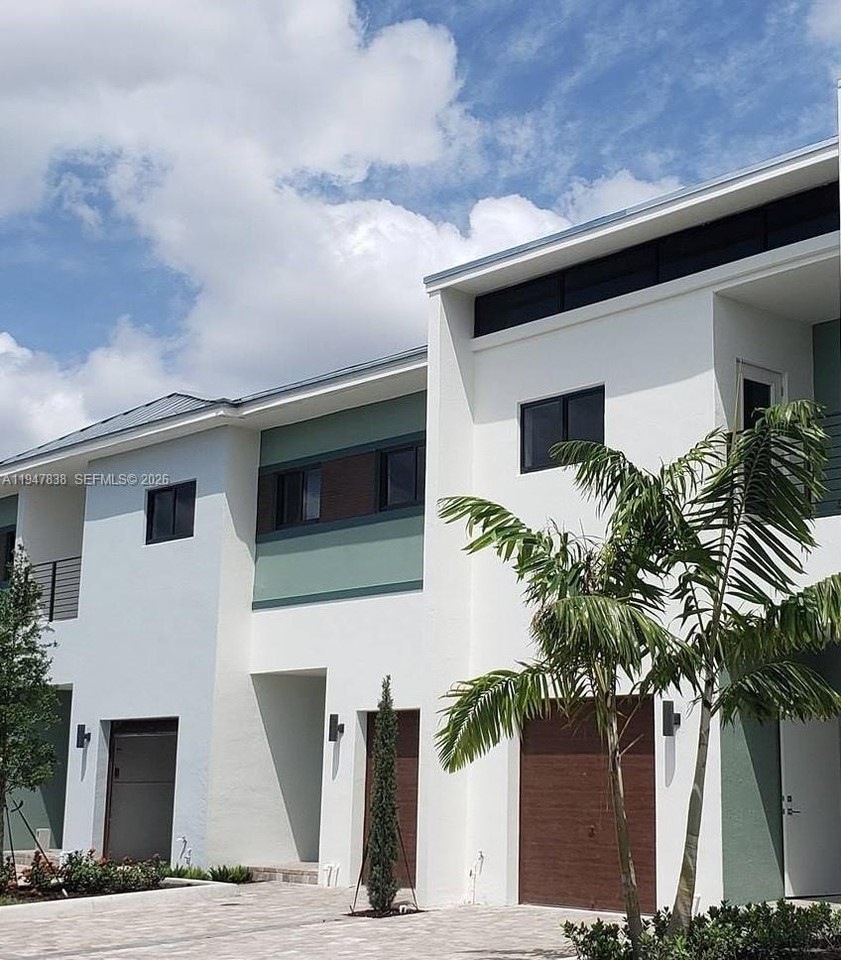 4416 Nw 9th St #4416 - Photo 2 of 50