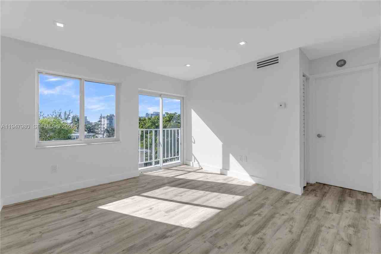 7925 Carlyle Ave #402 - Photo 3 of 19